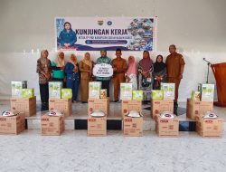 TP PKK SBB & Pemkab Salurkan Mesin Jahit, Alat Usaha dan Bantuan Kesehatan ke Negeri Latu