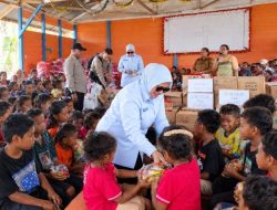 Yeni Rosbayani Asri: “Saya Datang Sebagai Keluarga,” Sambangi Pengungsian Warga Patahuwe di Taniwel