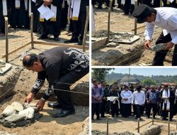 Bupati dan Wakil Bupati SBB Meletakkan Batu Penjuru Pastori Desa Patahuwe