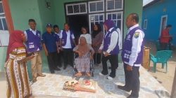 TP Posyandu dan Dinas Sosial SBB Berkolaborasi, Bantuan Kursi Roda dan Sembako Diterima Warga Dusun Pulau Osi Desa Eti